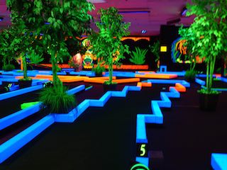 Glow indoor putt mini golf 