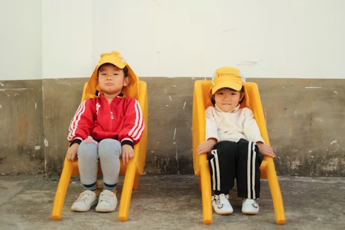 kids in chairs