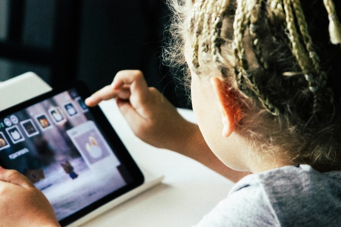 kid on ipad