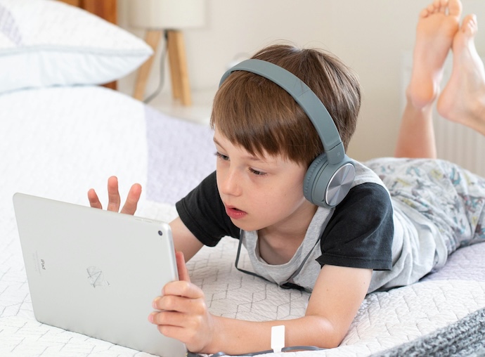 kid on ipad