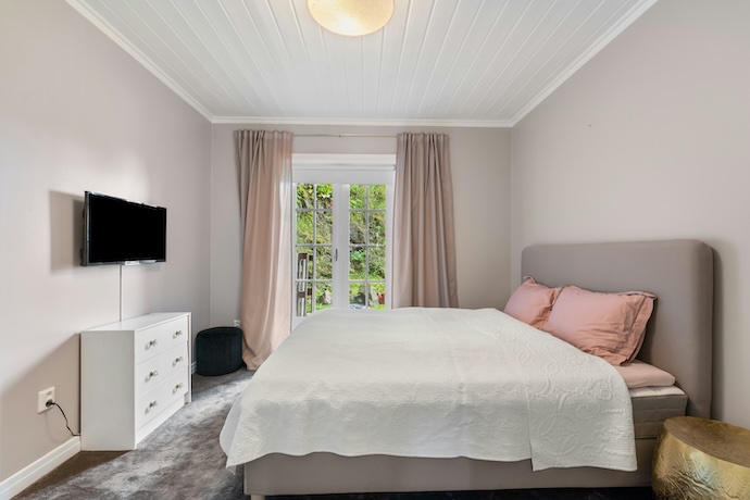 budget hotel room