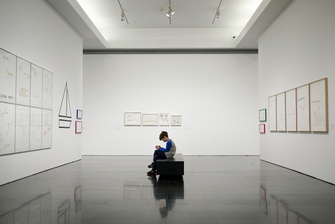 kid in museum