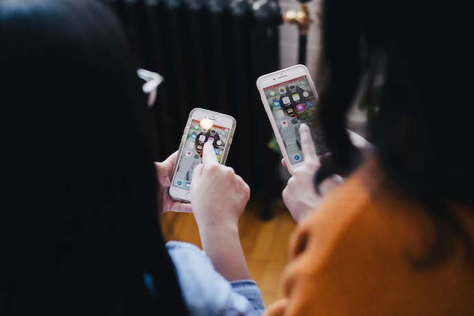 girls on iphones