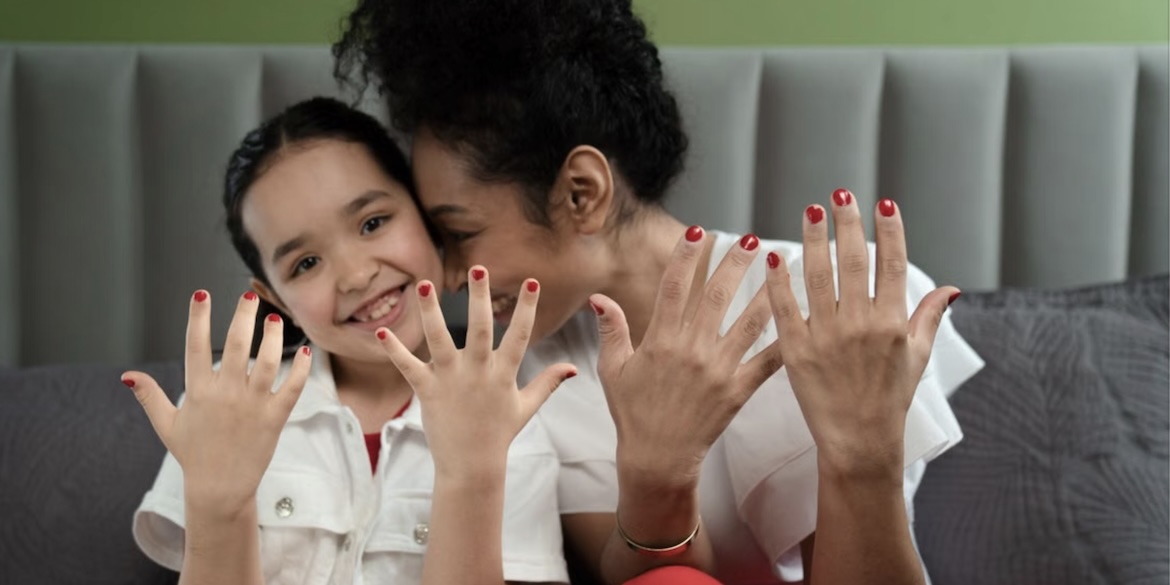 mum and daughter do nails