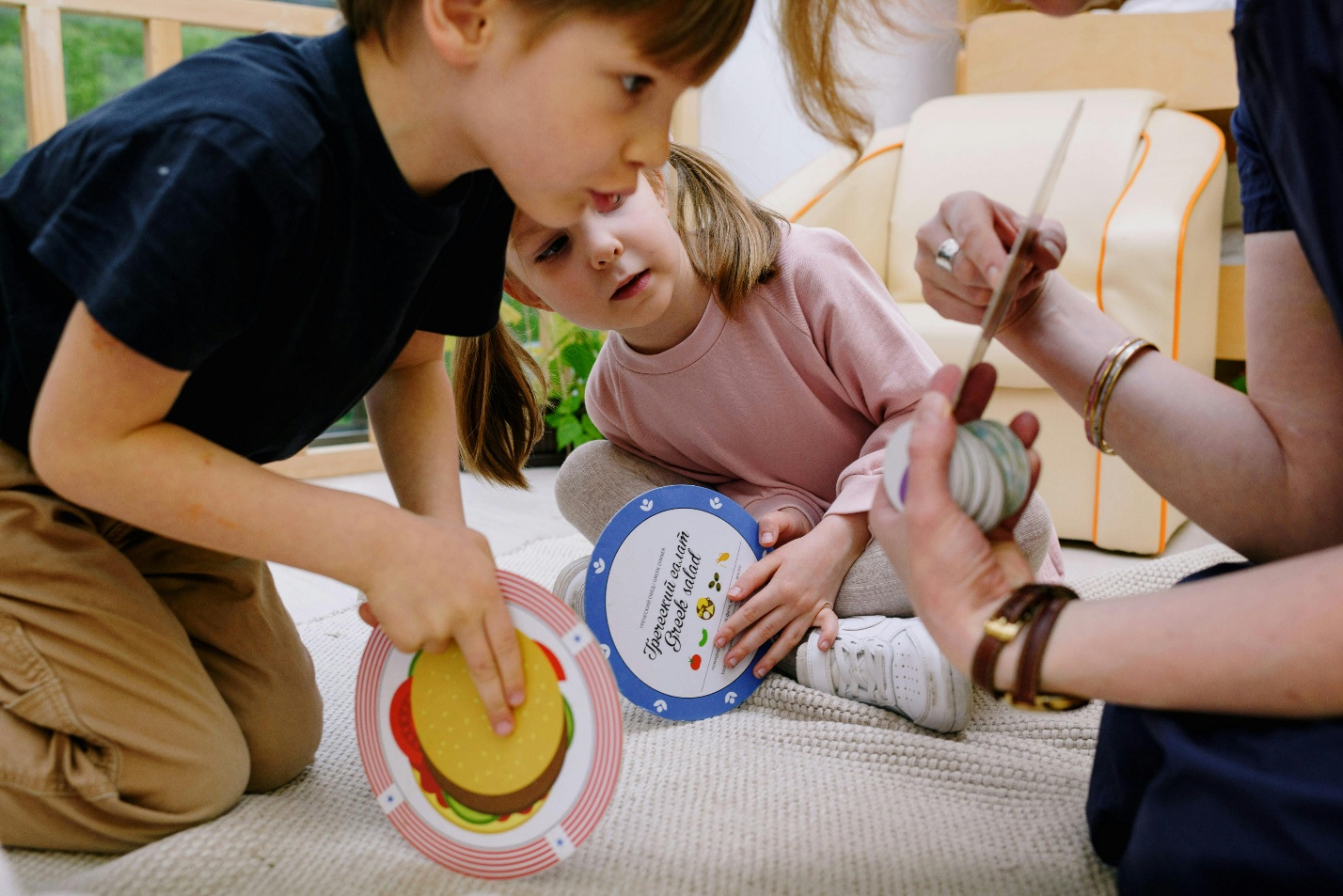 toddlers learning with mum
