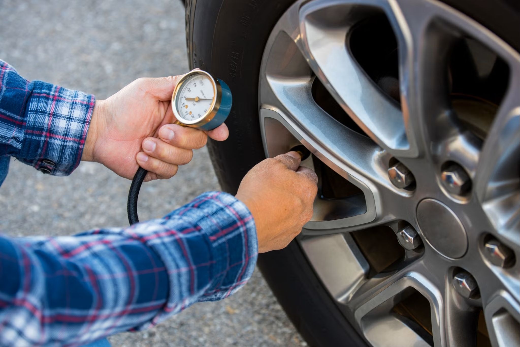 checking car tyre pressure