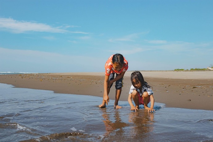 kids play in the water