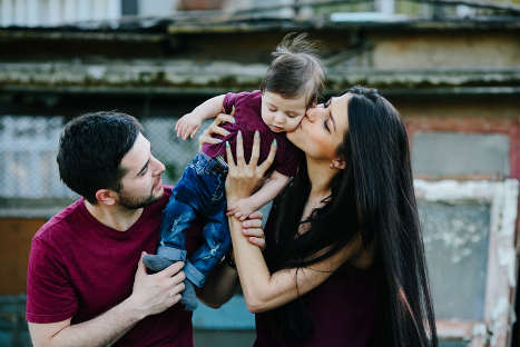 mum and dad with kid