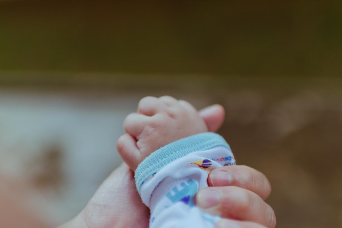 a newborns hand in mothers hand