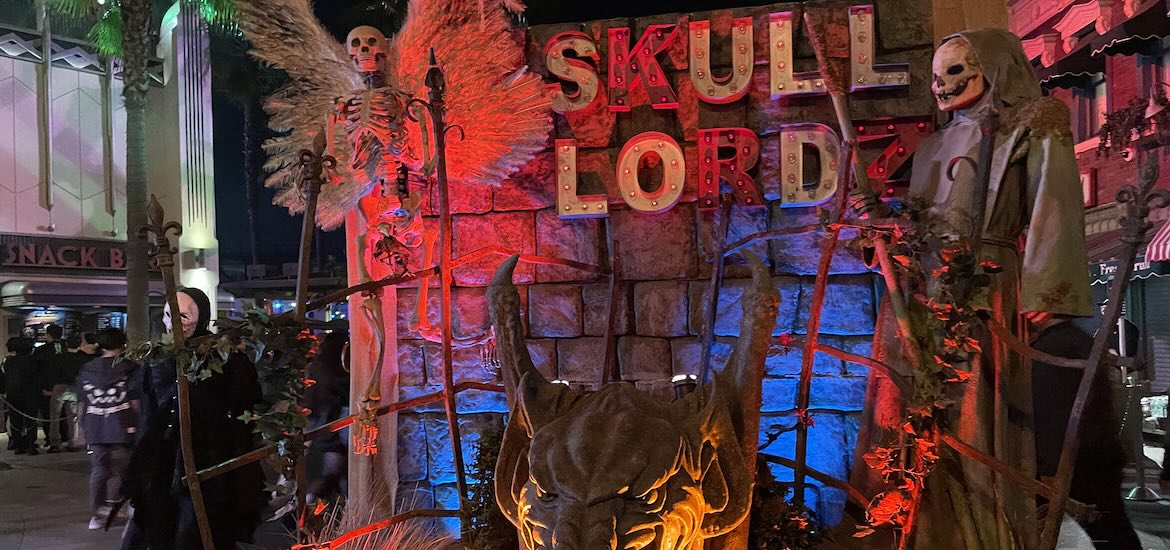 Skull lord sign at Universal Horror Night
