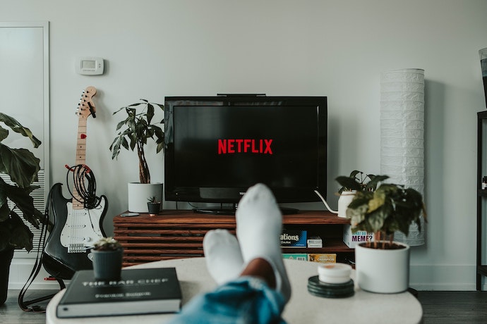 a man watches netflix