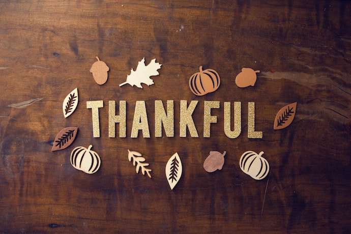a thankful sign on a table