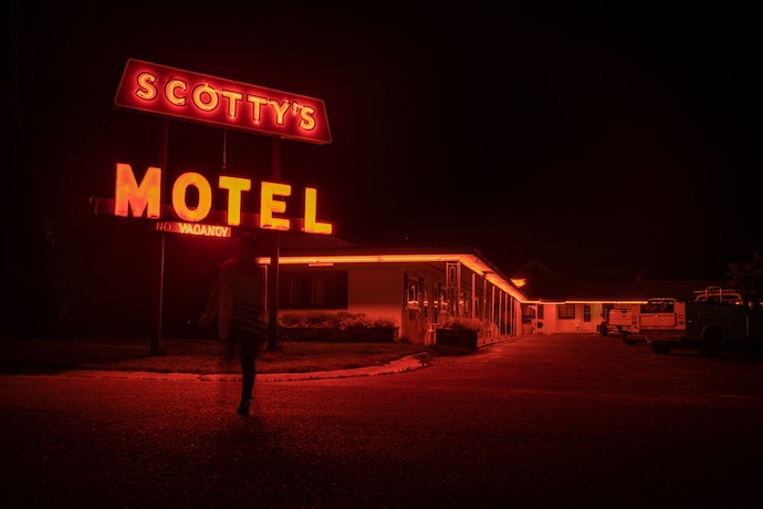 Night exterior Scottys Hotel