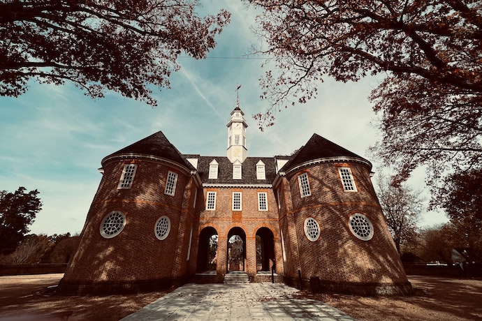 an historic building in colonial williamsburg