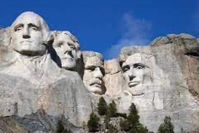 Mount Rushmore displaying stone carvings of presidents