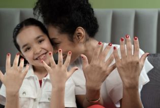 mum and daughter do nails