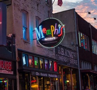 memphis beale street evening neon lights memphis city guide