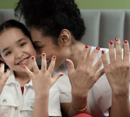 mum and daughter do nails