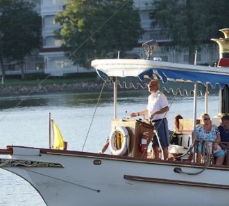 Family boat trip in Florida