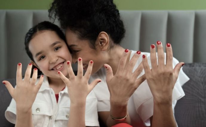 mum and daughter do nails
